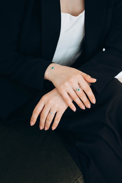 Серебряное кольцо в стиле Арпельс с малахитом та фианитами, 18