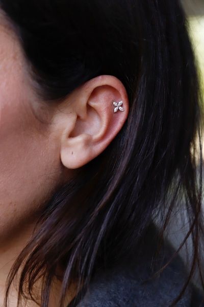 Серебряная серьга для пирсинга Цветок (хеликс)