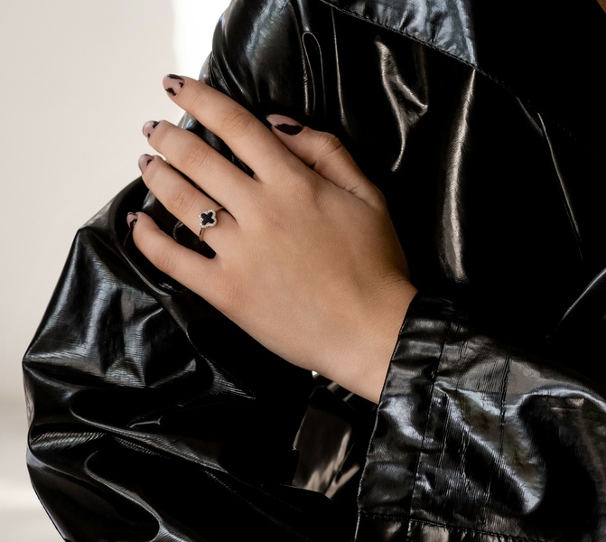 Серебряное кольцо в стиле Арпельс с оніксом та фианитами