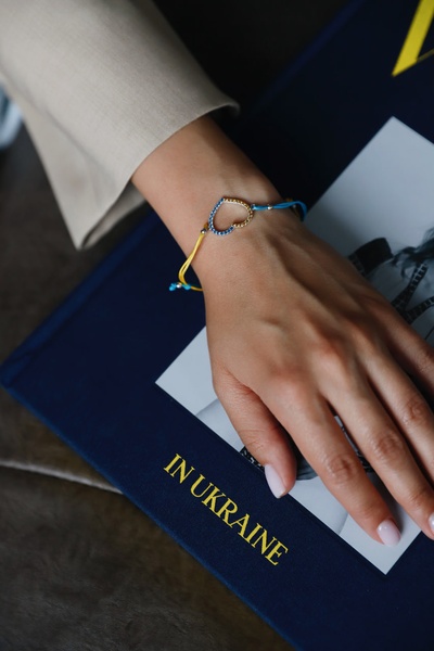 Срібний браслет Сердечко з фіанітами на блакитно-жовтій нитці, 14 - 22 см